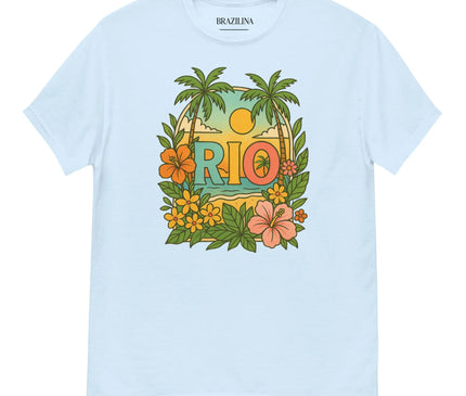 T-shirt blanc avec un motif tropical inspiré du Brésil, comprenant des palmiers, des fleurs exotiques, un coucher de soleil et le mot 'Rio' écrit en lettres colorées. Ce design évoque les paysages emblématiques et l'ambiance festive de Rio de Janeiro, parfait pour un style décontracté et ensoleillé.
