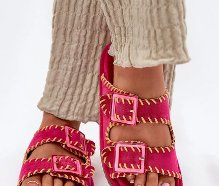 Sandales inspirées de l'énergie et de la créativité brésilienne, couleur rose vif avec détails de couture apparente jaune, boucles rectangulaires roses élégantes et semelle confortable. Parfaites pour les journées ensoleillées, elles reflètent l'artisanat et l'esprit décontracté de la culture brésilienne.