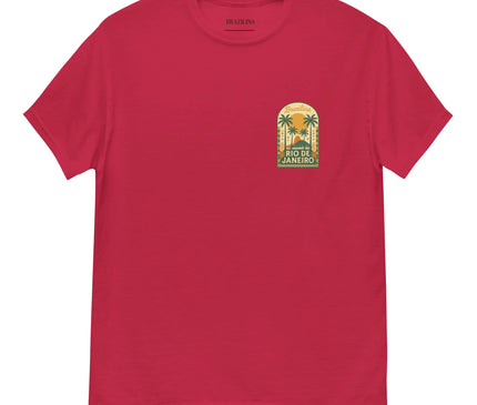 T-shirt rouge avec un design inspiré de Rio de Janeiro, comportant un motif de palmiers évoquant l'énergie tropicale et festive du Brésil. Inscription 'Rio de Janeiro' ajoutée en bas du motif pour célébrer la beauté naturelle et le mode de vie chaleureux de cette ville emblématique.