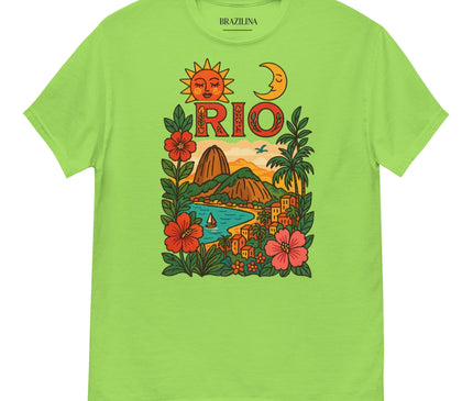 T-shirt vert vibrant avec un design coloré inspiré de Rio de Janeiro, représentant les paysages emblématiques du Brésil avec le Pain de Sucre, des plages, des maisons colorées, des palmiers, des fleurs tropicales et des illustrations du soleil et de la lune, incarnant la chaleur et la joie de la culture brésilienne.