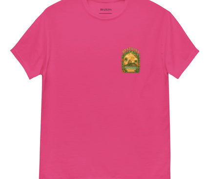 T-shirt rose vif inspiré de la culture brésilienne, orné d'un motif tropical représentant des palmiers, un coucher de soleil et un paysage luxuriant évoquant la chaleur et la joie de vivre typiques du Brésil. Idéal pour afficher un style vibrant et tropical.