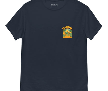 T-shirt bleu marine avec un design évoquant le Brésil, incluant le texte 'BRAZILINA' et un visuel tropical détaillé comprenant des palmiers, des plages et des éléments festifs, reflétant l'énergie chaleureuse et les paysages emblématiques brésiliens.