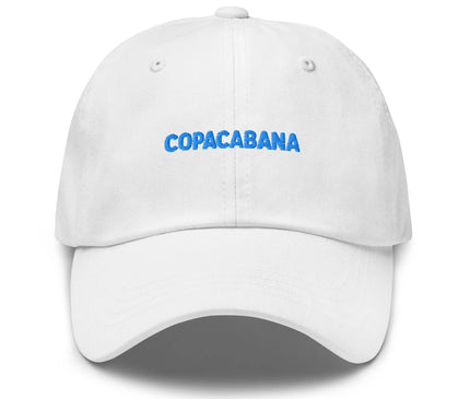 Casquette blanche avec le texte brodé Copacabana en bleu, inspirée de l'énergie légendaire de la plage de Copacabana au Brésil, évoquant un style décontracté et festif, typique de Rio de Janeiro.
