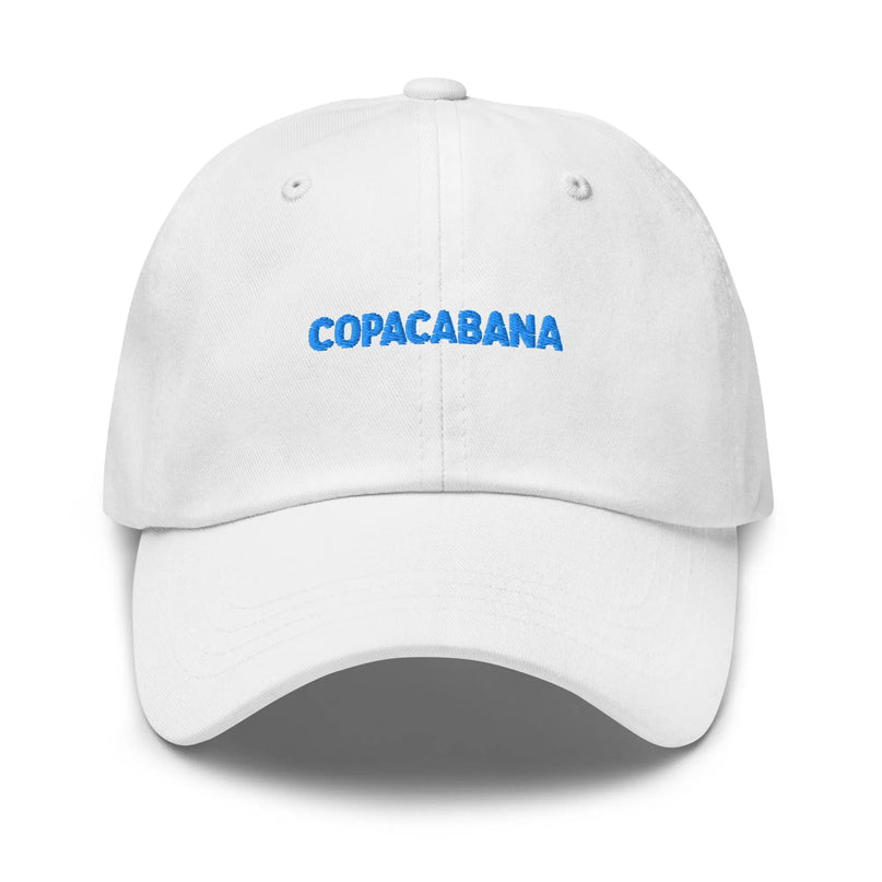 Casquette blanche avec le texte brodé Copacabana en bleu, inspirée de l'énergie légendaire de la plage de Copacabana au Brésil, évoquant un style décontracté et festif, typique de Rio de Janeiro.