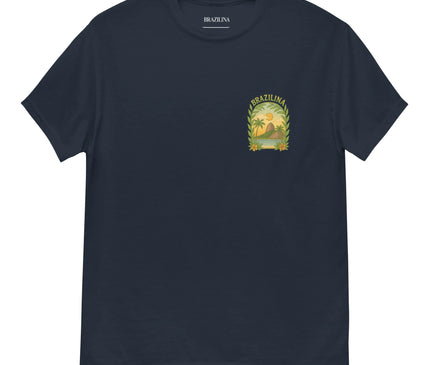 T-shirt bleu marine avec un design inspiré des paysages du Brésil. Le motif présente des palmiers, un coucher de soleil, des feuilles tropicales et des fleurs, capturant l’essence de la nature brésilienne et l’énergie dynamique des plages et forêts du pays. Idéal pour incarner la joie de vivre et le style chaleureux brésilien.