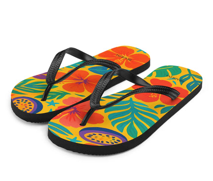 Tongs colorées au design tropical inspiré du Brésil avec des motifs de fleurs exotiques rouges, de feuilles luxuriantes vertes et de fruits tropicaux sur un fond jaune éclatant. Accessoire estival évoquant la culture festive et les plages paradisiaques du Brésil, parfait pour les journées chaudes et les escapades ensoleillées.