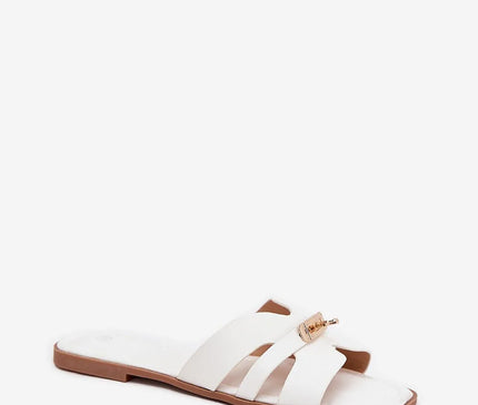 Sandales élégantes blanches ouvertes inspirées de la culture brésilienne, avec attache en métal doré raffinée, idéales pour un style chic et décontracté rappelant les plages tropicales de Rio de Janeiro.