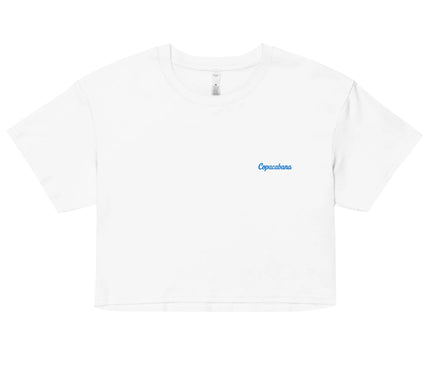 T-shirt court blanc minimaliste avec le mot 'Copacabana' en bleu sur la poitrine, inspiré de la plage iconique de Rio de Janeiro, au design épuré reflétant l'élégance tropicale et l'ambiance détendue du Brésil.
