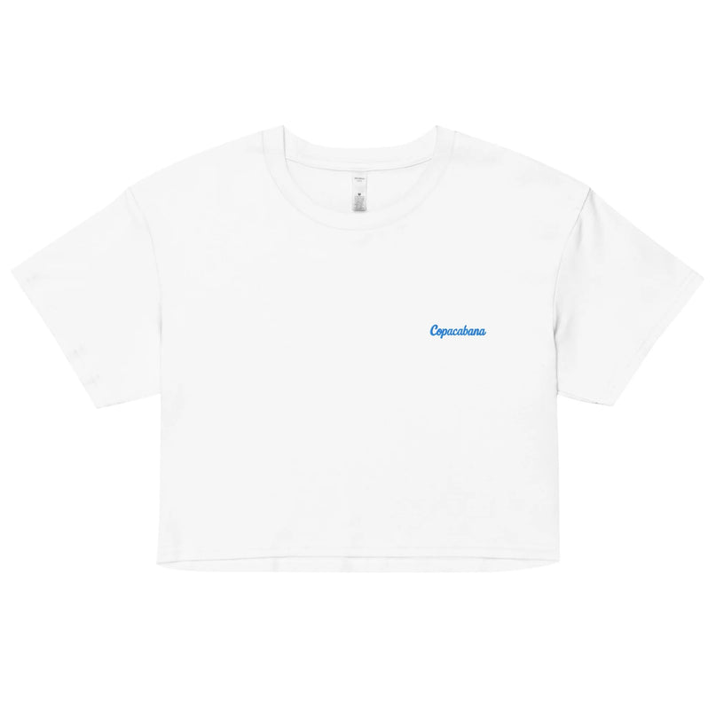 T-shirt court blanc minimaliste avec le mot 'Copacabana' en bleu sur la poitrine, inspiré de la plage iconique de Rio de Janeiro, au design épuré reflétant l'élégance tropicale et l'ambiance détendue du Brésil.