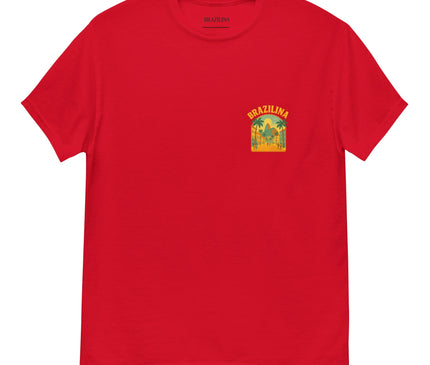 T-shirt rouge avec un design tropical brésilien, représentant des palmiers, une plage et une ambiance festive. L'inscription 'Brazilina' apparaît en jaune sur une poche décorative, évoquant l'énergie des paysages et de la culture du Brésil.