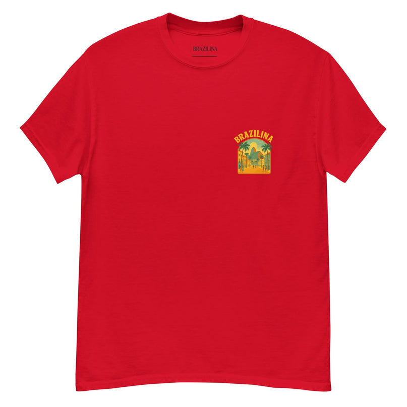 T-shirt rouge avec un design tropical brésilien, représentant des palmiers, une plage et une ambiance festive. L'inscription 'Brazilina' apparaît en jaune sur une poche décorative, évoquant l'énergie des paysages et de la culture du Brésil.