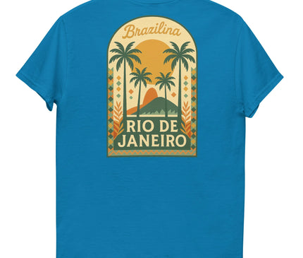 T-shirt bleu inspiré de l'énergie vibrante de Rio de Janeiro, avec un design tropical représentant des palmiers, un coucher de soleil et la montagne emblématique du Pain de Sucre. Le motif inclut l'inscription 'Brazilina' en haut et 'Rio de Janeiro' en bas, célébrant les plages paradisiaques et l'esprit festif du Brésil.