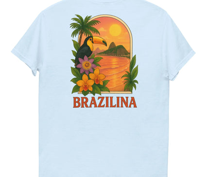 T-shirt blanc avec un design vibrant inspiré du Brésil, représentant un coucher de soleil exotique, des palmiers, un toucan et des fleurs tropicales colorées, accompagné du texte 'BRAZILINA'. Ce motif évoque les plages ensoleillées, la nature luxuriante et l'énergie festive du Brésil.