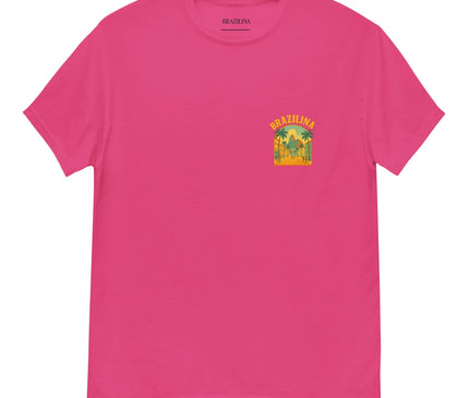 T-shirt rose vibrant avec un design tropical inspiré du Brésil, ornant un motif de plage, palmiers et paysage ensoleillé, reflétant l'énergie festive et chaleureuse de la culture brésilienne. Parfait pour un style décontracté et une touche tropicale.