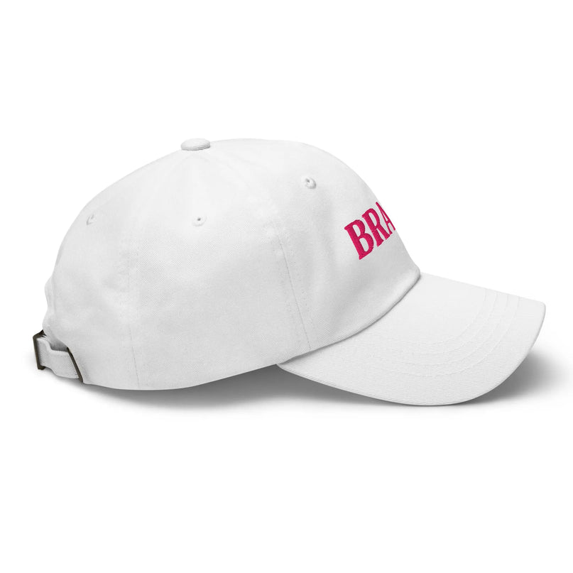 Casquette blanche moderne avec une inscription 'Brasil' en rose sur le côté, inspirée de la culture brésilienne vibrante et festive, idéale pour les amoureux du style décontracté et de l'esprit du Brésil.