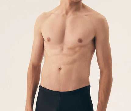 Shorts de bain noirs pour hommes avec une coupe ajustée et minimaliste, fabriqués en tissu à séchage rapide, présenté sur un modèle. Idéal pour la plage et les activités aquatiques. Longueur au-dessus de la mi-cuisse, conçu pour le confort et la liberté de mouvement, sans poches, avec une taille ajustable à lacets.