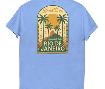 T-shirt bleu avec un design inspiré de Rio de Janeiro, mettant en avant des motifs de palmiers, un coucher de soleil orange, une montagne verdoyante rappelant le Pain de Sucre, et l’inscription 'Brazilina Rio de Janeiro'. Style évoquant l'énergie tropicale et la nature luxuriante du Brésil.