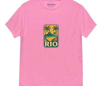 T-shirt rose inspiré de Rio de Janeiro avec un design tropical, incluant des palmiers, des fleurs et une illustration du Pain de Sucre, symbolisant les plages et paysages brésiliens. Style évoquant l'énergie et la richesse culturelle du Brésil.
