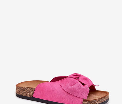 Sandales décontractées et sophistiquées d'inspiration brésilienne, en suédine rose avec un nœud délicat, semelle ergonomique en liège, idéales pour un style élégant et confortable, évoquant l'ambiance des plages de Copacabana et des danses brésiliennes.