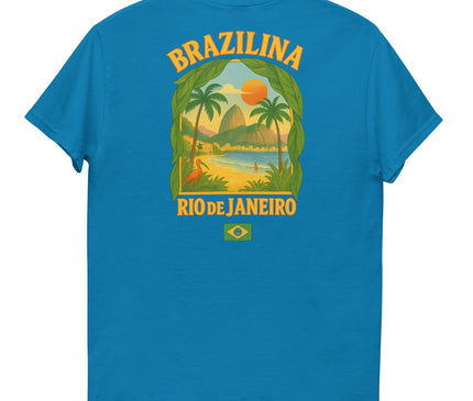 T-shirt bleu vibrant avec un imprimé sur le dos représentant un paysage tropical emblématique de Rio de Janeiro, avec des palmiers, une plage ensoleillée et un coucher de soleil. Le texte 'Brazilina Rio de Janeiro' et un petit drapeau brésilien ajoutent une touche culturelle. Parfait pour refléter le charme et l'énergie festive du Brésil.