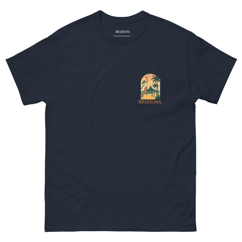 T-shirt bleu marine avec un design inspiré du Brésil. Le motif comprend un paysage tropical avec des palmiers, une figure dynamique et une plage ensoleillée, reflétant la culture festive et vibrante brésilienne. Inscription 'Brazilina' en dessous du motif.