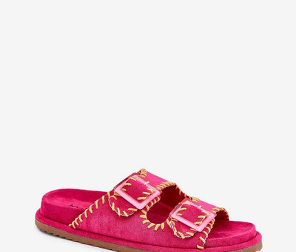 Sandales roses d'inspiration brésilienne avec couture apparente jaune, deux boucles ajustables et semelle confortable, symbolisant l'artisanat local et l'esprit décontracté et vibrant du Brésil.