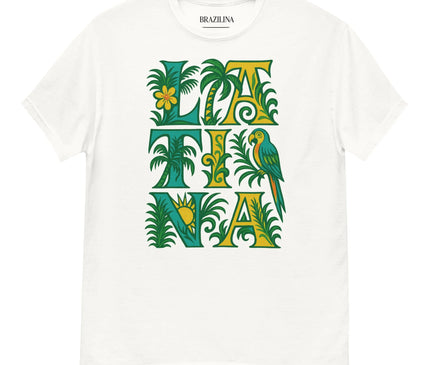 T-shirt blanc avec un design coloré inspiré du Brésil, inclut les lettres stylisées formant 'LATINA' décorées de motifs verts et jaunes représentant des feuilles de palmier, un soleil, une fleur tropicale et un perroquet, évoquant la nature luxuriante et la culture festive et tropicale du Brésil.