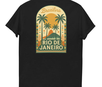 T-shirt noir illustré inspiré de Rio de Janeiro, Brésil, avec un design rétro-évoquant des palmiers, un coucher de soleil et le célèbre Pain de Sucre. Motif coloré célébrant l'esprit tropical et festif de cette destination, mettant en avant l'élégance et la nature luxuriante brésilienne.