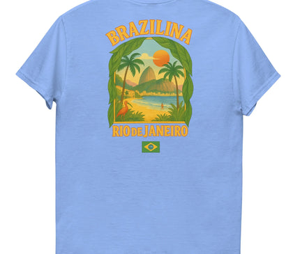 T-shirt bleu pastel avec un imprimé vibrant représentant Rio de Janeiro, comprenant des palmiers, un coucher de soleil tropical, une plage et le célèbre Pain de Sucre. Texte 'Brazilina', 'Rio de Janeiro' et petit drapeau brésilien en bas. Vêtement inspiré de l'énergie festive et des paysages exotiques du Brésil, idéal pour un style décontracté.