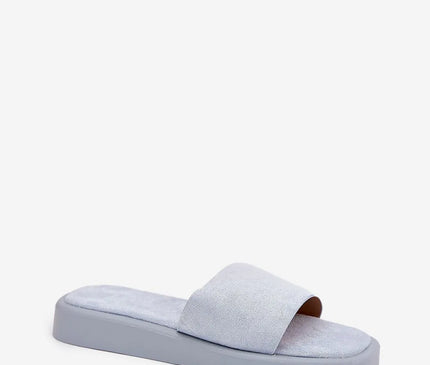 Sandales décontractées de style brésilien en couleur grise, avec une bride simple et une semelle épaisse pour un confort optimal. Inspirées des plages de Rio, elles évoquent une élégance minimaliste et un esprit tropical, parfaites pour un look estival et décontracté.