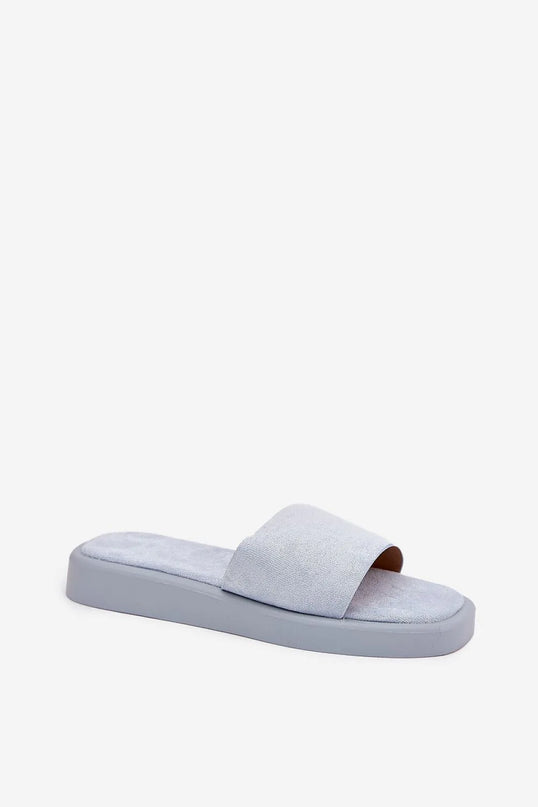 Sandales décontractées de style brésilien en couleur grise, avec une bride simple et une semelle épaisse pour un confort optimal. Inspirées des plages de Rio, elles évoquent une élégance minimaliste et un esprit tropical, parfaites pour un look estival et décontracté.