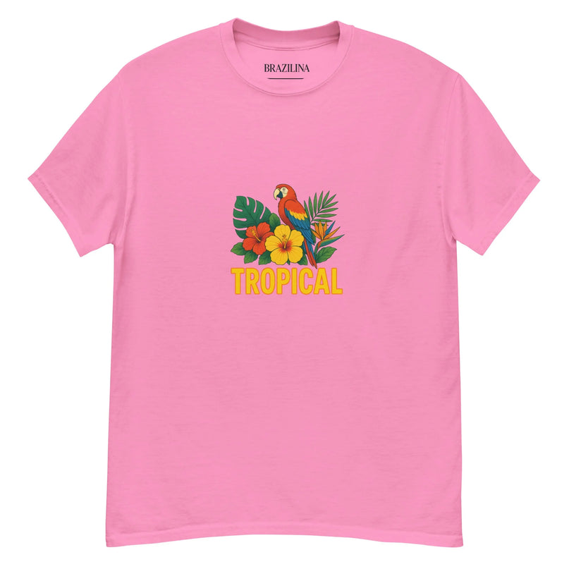 T-shirt rose avec un imprimé vibrant représentant un perroquet exotique multicolore entouré de fleurs tropicales jaunes et rouges, accompagnées de feuilles luxuriantes. Le mot 'Tropical' est inscrit en lettres jaunes et évoque l'énergie joyeuse et la biodiversité du Brésil, idéal pour un style inspiré de la culture tropicale brésilienne.