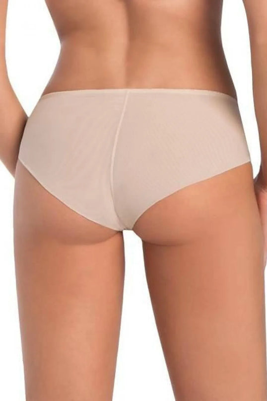 Sous-vêtement féminin inspiré de la mode brésilienne, en tissu beige avec une finition lisse et délicate, évoquant l'élégance, la sensualité, et la féminité typiques de la culture brésilienne. Design confortable et raffiné idéal pour un usage quotidien.