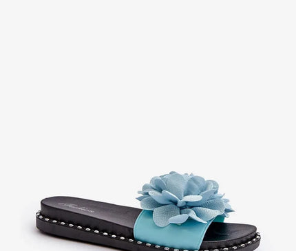 Claquette pour femmes avec décoration florale en relief sur le devant, couleur bleu ciel, semelle en gomme noire avec détails décoratifs, idéal pour les journées chaudes, coupe classique et confortable, semelle de 2.5 cm.