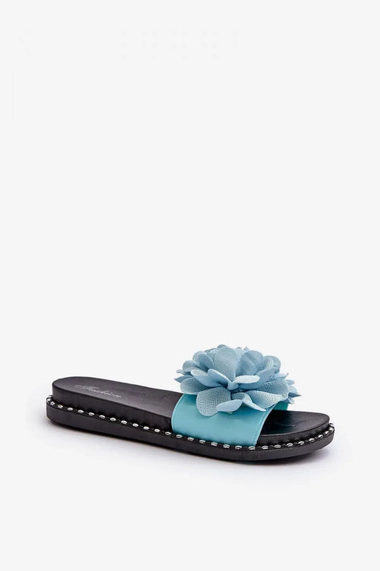 Claquette pour femmes avec décoration florale en relief sur le devant, couleur bleu ciel, semelle en gomme noire avec détails décoratifs, idéal pour les journées chaudes, coupe classique et confortable, semelle de 2.5 cm.