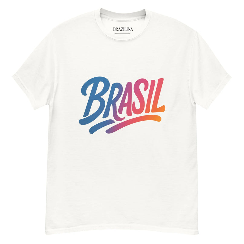 T-shirt blanc avec l'inscription 'Brasil' en typographie colorée et fluide, dans des teintes dégradées de bleu, rose et orange, reflétant l'esprit vibrant et festif de la culture brésilienne.