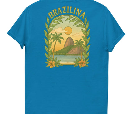 T-shirt bleu avec un design vibrant capturant l'essence du Brésil, illustrant des palmiers, un coucher de soleil tropical et une vue sur une montagne iconique entourée de feuilles luxuriantes et de fleurs. Le texte 'Brazilina' figure au-dessus, évoquant la joie de vivre et l'énergie de la culture brésilienne.
