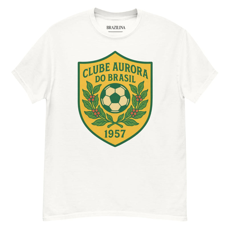 T-shirt blanc avec blason jaune et vert 'Clube Aurora do Brasil' 1957, inspiré de l'héritage sportif du Brésil avec un motif de ballon de football et de feuilles, évoquant les clubs locaux brésiliens et leur passion pour le football.