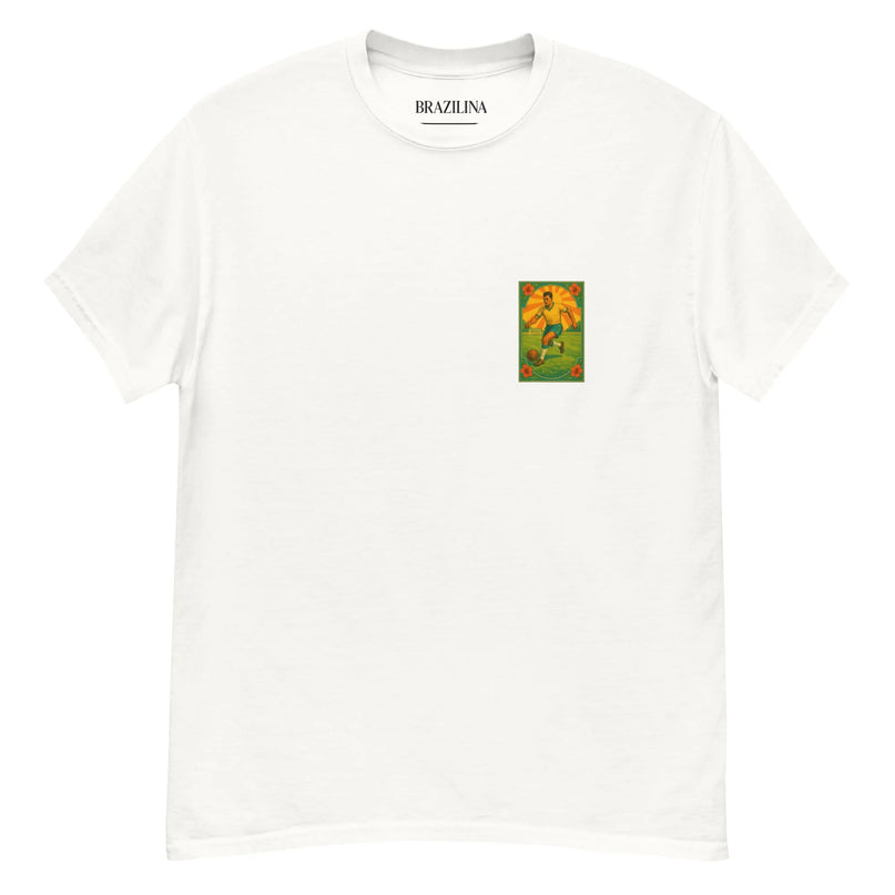 T-shirt blanc avec un motif vibrant inspiré du football brésilien, représentant un joueur en action dans des tons jaunes et verts, symbolisant l'énergie, la passion et la culture sportive du Brésil.