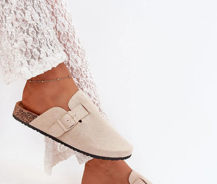 Claquettes pour femmes en suédine écologique beige avec semelle en liège de 2,5 cm, dotées d'une boucle réglable pour un ajustement parfait. Bout fermé pour une protection supplémentaire et semelle profilée offrant un confort optimal. Idéales pour un usage quotidien, alliant confort et style moderne.