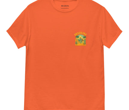 T-shirt orange vibrant avec un design tropical inspiré du Brésil, comprenant des palmiers, des plages et une ambiance festive. Le mot 'Brazilina' est inscrit au-dessus d'une illustration évoquant des paysages typiques et ensoleillés du Brésil. Un vêtement à l'esprit tropical et décontracté, parfait pour ajouter une touche de culture brésilienne à votre style.