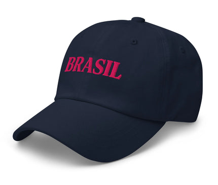 Casquette bleu marine avec le mot 'Brasil' brodé en rose vif, inspirée de la culture brésilienne vibrante. Accessoire mode idéal pour afficher son amour du Brésil, de ses paysages enchanteurs, de son football et de sa joie de vivre.