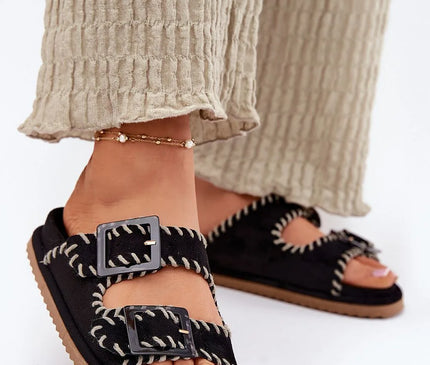 Sandales noires bohème-chic avec coutures artisanales et boucles ajustables, inspirées de l'artisanat brésilien et idéales pour un style décontracté évoquant l'énergie des plages de Rio et des marchés brésiliens.