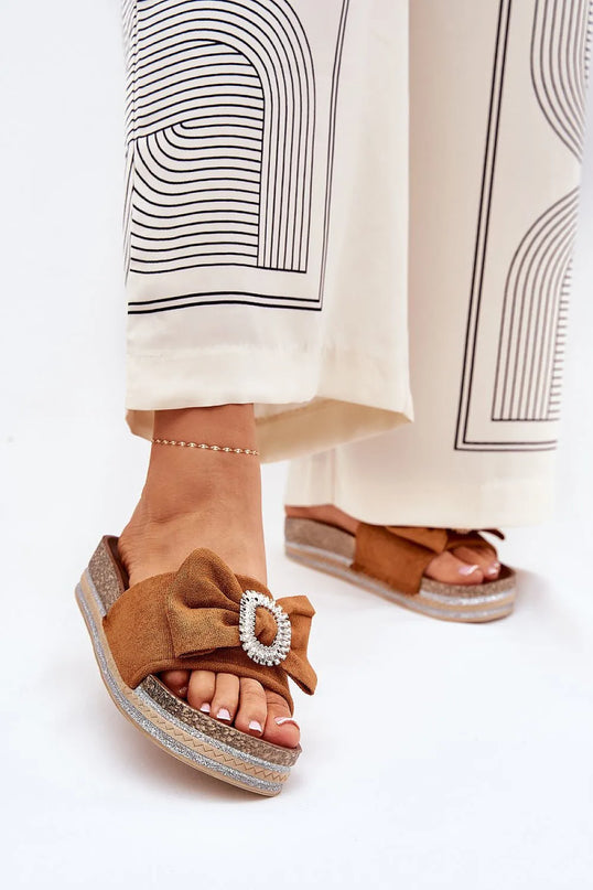 Sandales platform brésiliennes avec plateforme tressée et finition artisanale, ornées d'un nœud élégant et d'une boucle glamour. Idéales pour un style tropical et chic, parfaites pour les plages ou soirées estivales.