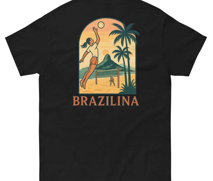 T-shirt noir avec un design inspiré du Brésil, mettant en avant une scène tropicale avec des palmiers, une joueuse de volley-ball sautant sur une plage ensoleillée et une montagne en arrière-plan. L'inscription 'Brazilina' évoque la culture brésilienne festive et authentique.