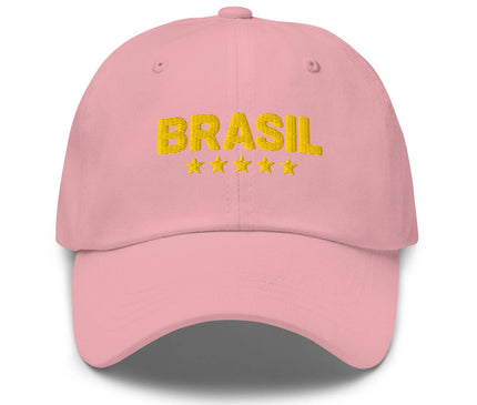 Casquette rose brodée avec l'inscription 'Brasil' en jaune accompagnée de cinq étoiles, symbolisant les victoires légendaires de l'équipe de football brésilienne. Accessoire vibrant qui incarne la culture brésilienne, mêlant fierté nationale, énergie festive et style décontracté.