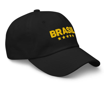 Casquette noire avec l'inscription brodée 'Brasil' en jaune et cinq étoiles dorées, représentant les victoires du Brésil en football. Accessoire symbolisant la culture brésilienne, l'énergie festive et la fierté nationale.