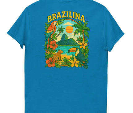T-shirt bleu avec un design tropical inspiré du Brésil, incluant des illustrations vibrantes telles que des palmiers, des fleurs exotiques rouges et jaunes, un coucher de soleil, un paysage montagneux, un toucan, un perroquet et un capybara, accompagné de l'inscription 'Brazilina'.