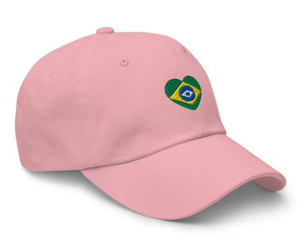 Casquette rose avec broderie en forme de cœur intégrant les couleurs du drapeau brésilien, symbolisant l'esprit vibrant et la culture du Brésil. Un accessoire idéal pour afficher son amour pour le pays du football et de la samba de manière décontractée et unique.