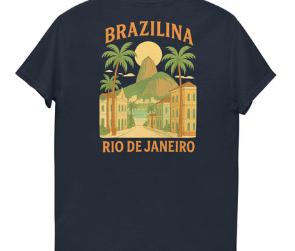 T-shirt noir avec un design coloré inspiré de Rio de Janeiro, mettant en avant des illustrations de palmiers, bâtiments coloniaux et le mont emblématique Pain de Sucre sous un ciel ensoleillé. Inscription 'Brazilina Rio de Janeiro' en orange, évoquant l'énergie vibrante et la culture tropicale du Brésil.